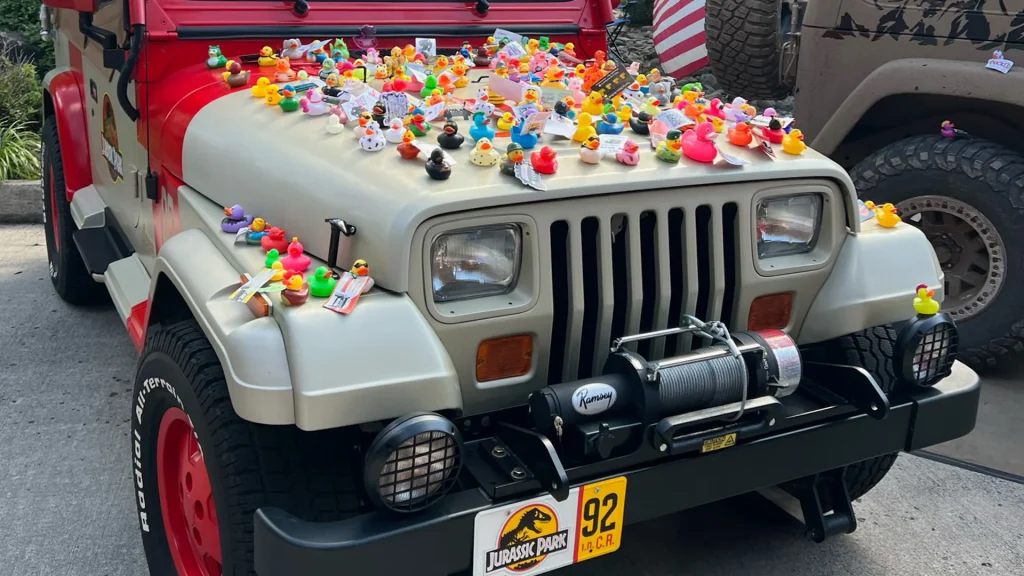jeep-wrangler covered in rubber ducks-duck duck jeep  ducking